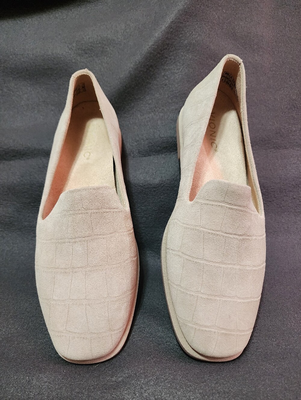 Vionic Willa 2.0 Loafer in the "Cobblestone Suede" color.Sz 8